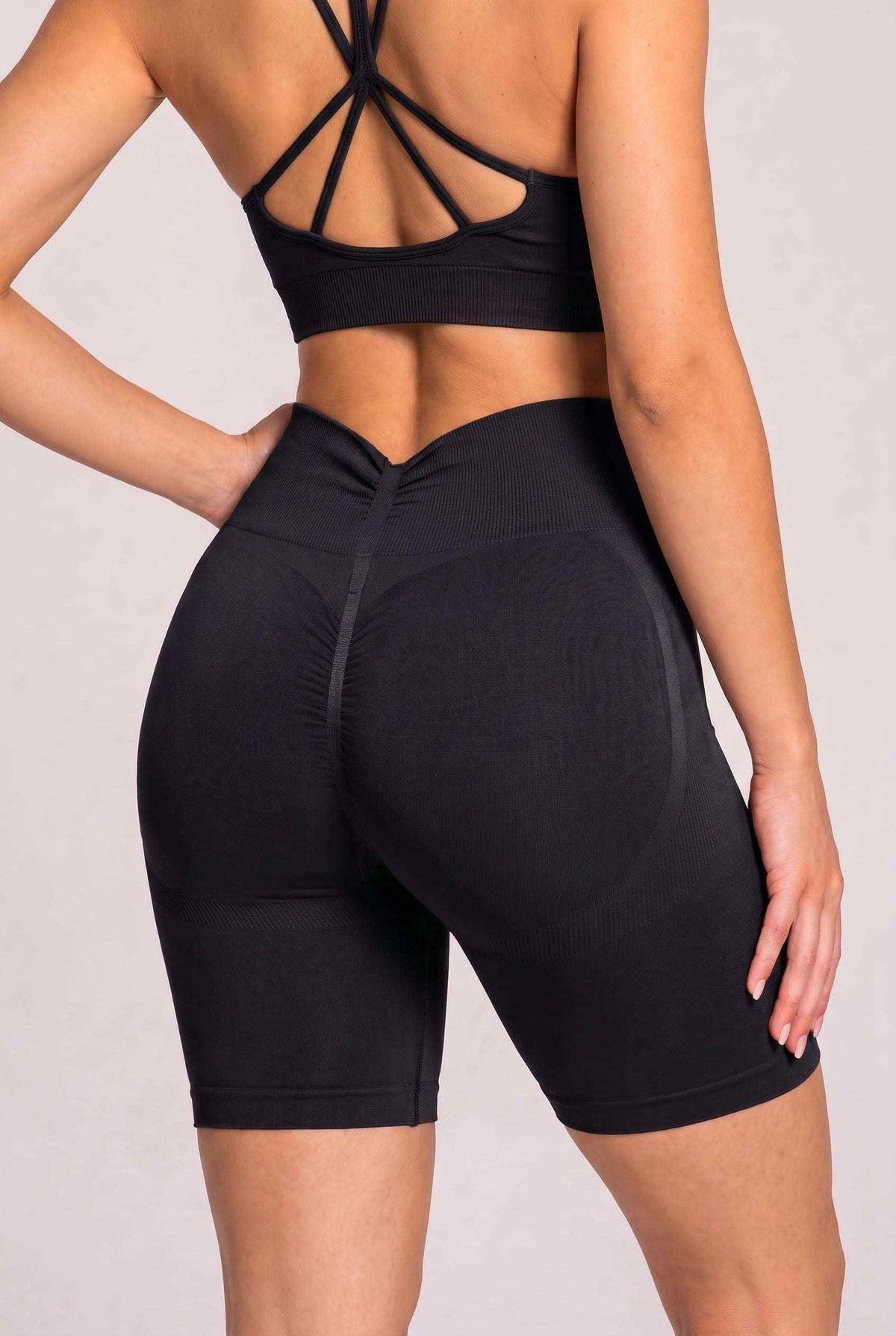 Zestaw bezszwowy PUSH UP V-SHAPE top + szorty czarne - Savannah