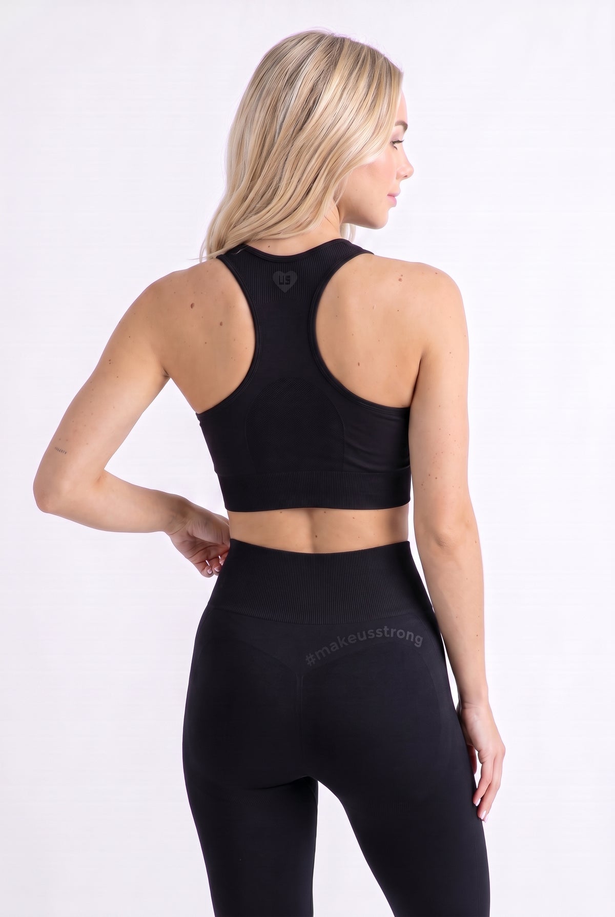 Zestaw bezszwowy sportowy top + spodenki PUSH UP czarny - Florence