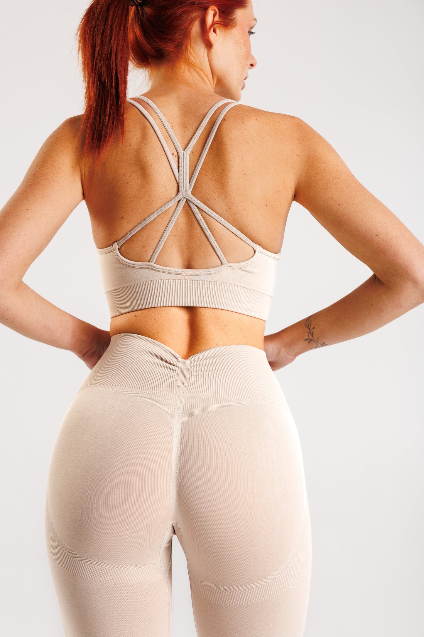 Zestaw bezszwowy PUSH UP V-SHAPE top + legginsy cream Savannah