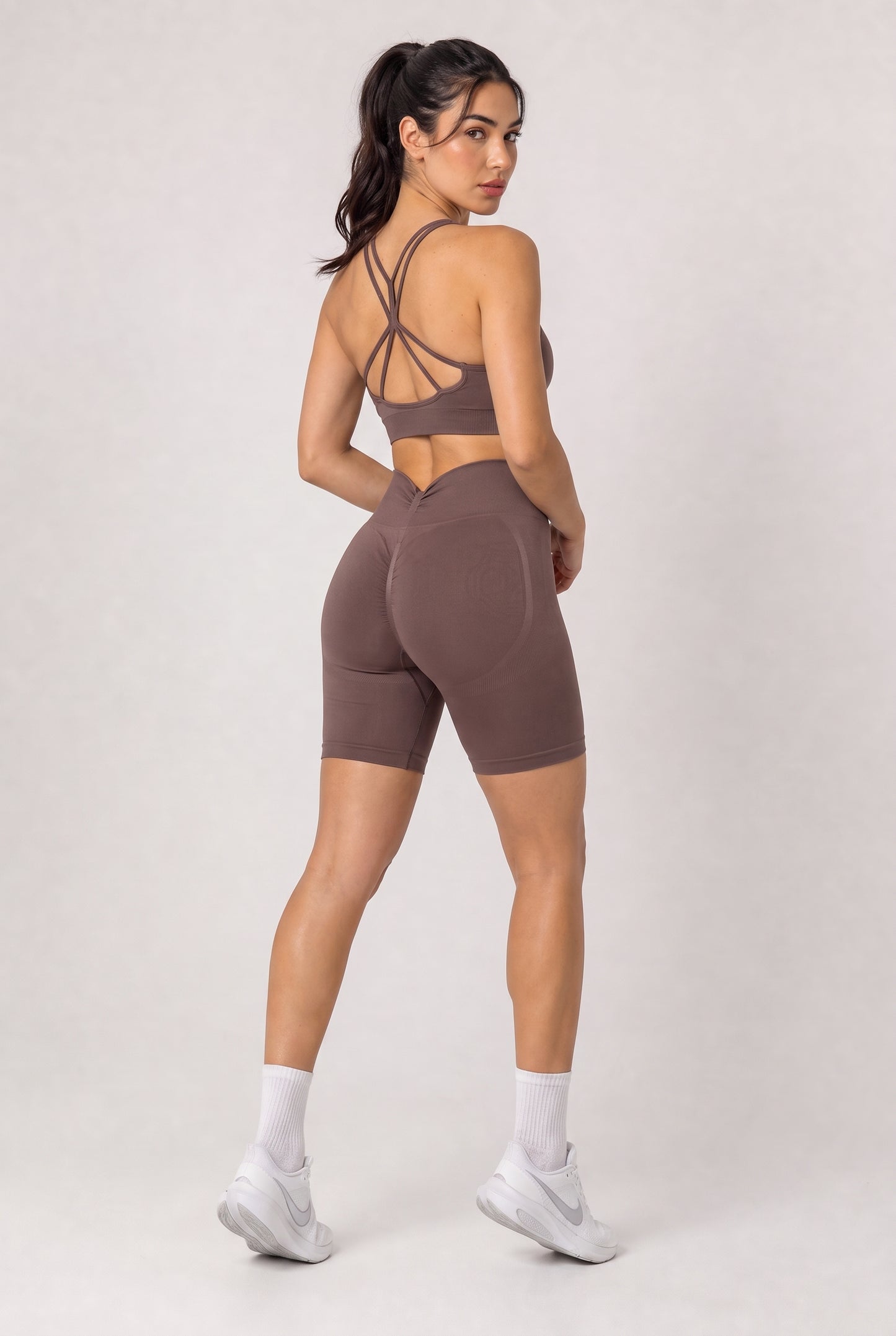 Szorty bezszwowe PUSH UP V SHAPE stalowy brąz Savannah