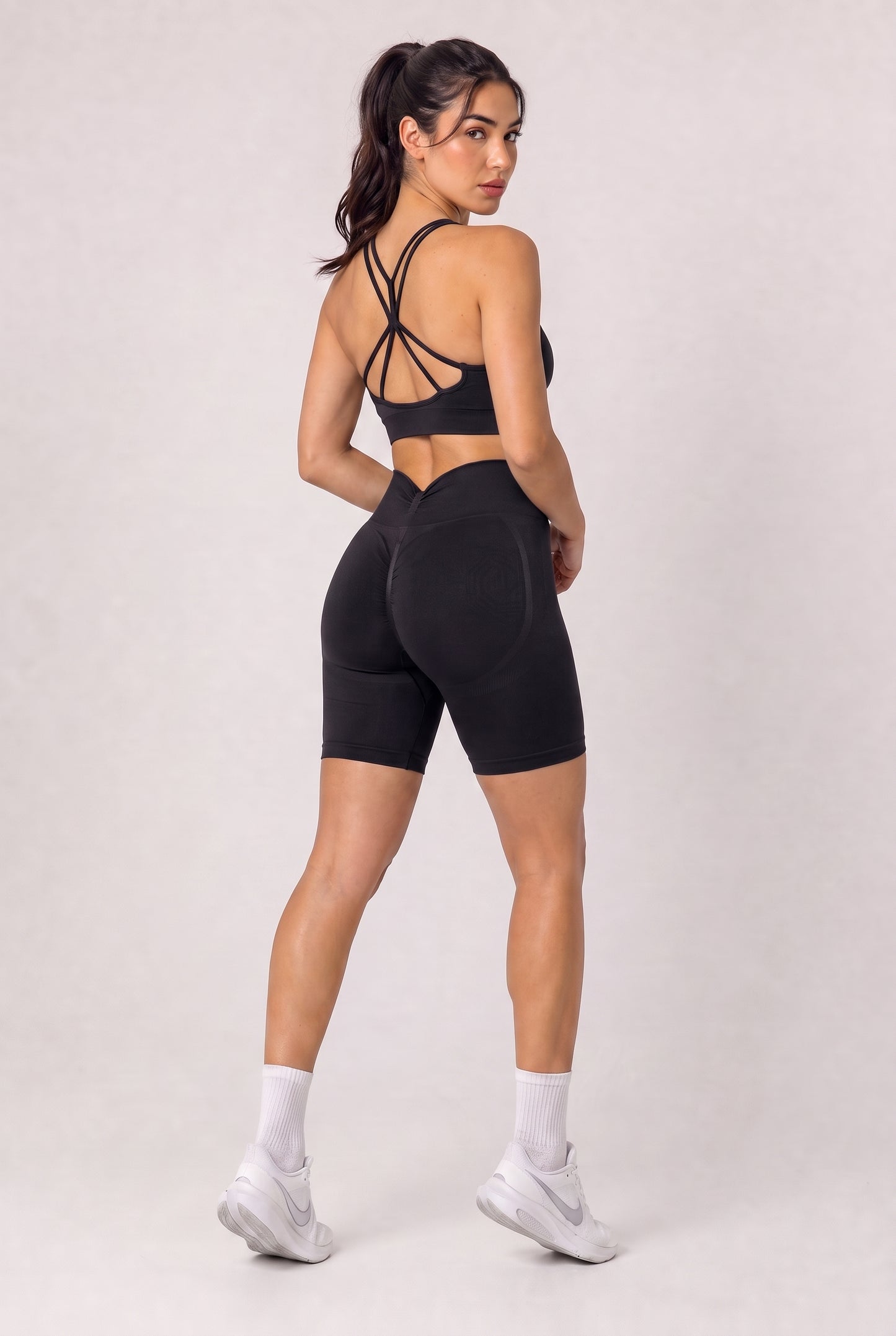 Szorty bezszwowe PUSH UP V SHAPE czarne Savannah